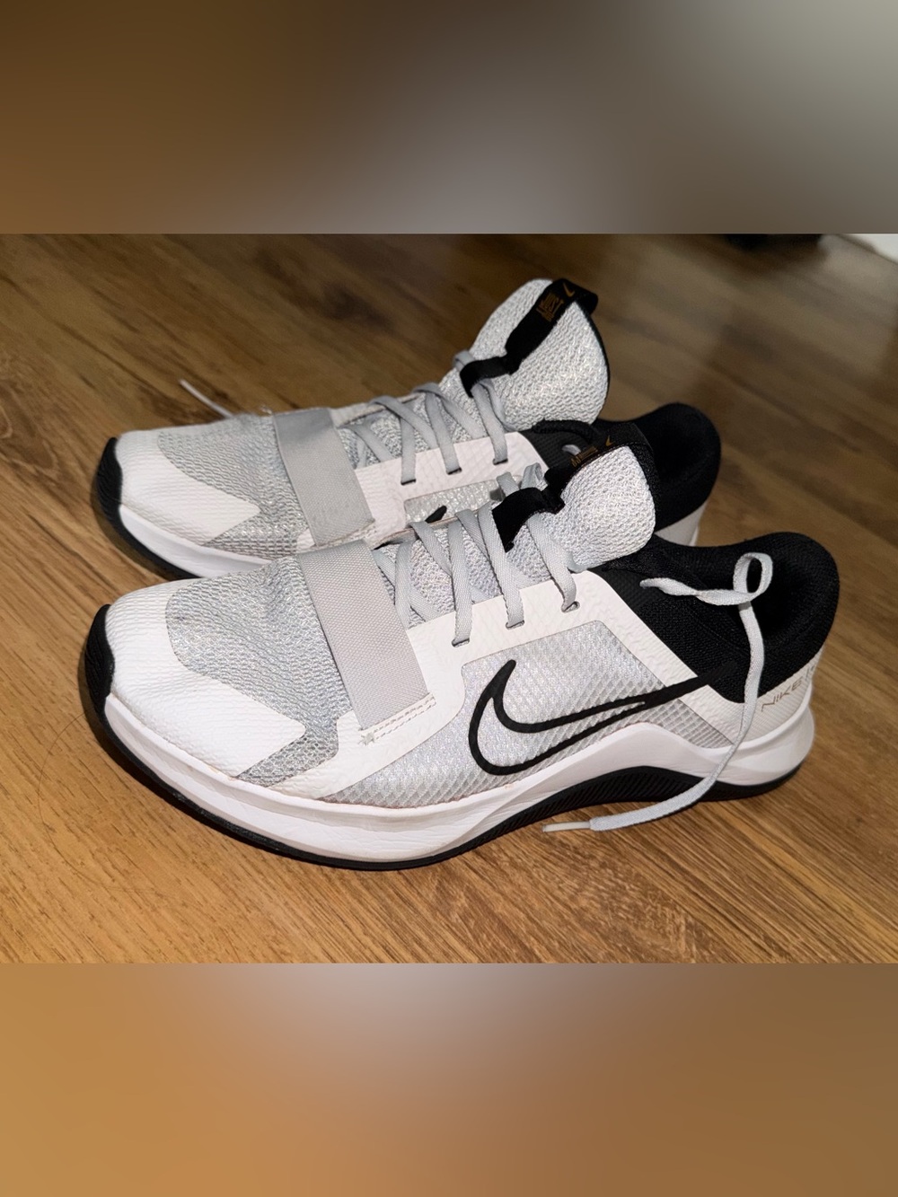 Nike White and Black Lightweight Training Sneakers - Picture 1 of 6